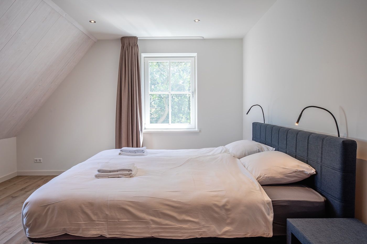 Stijlvolle badkamer met bad en douche in vakantiehuis 46 - Nieuw Zeeland, Oosterend, Texel.