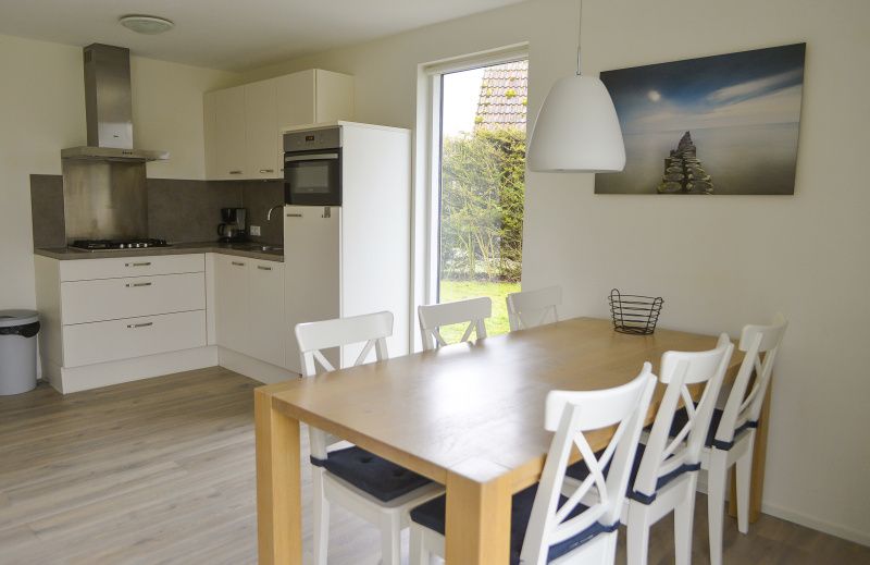 Moderne Kueche und Essbereich im Ferienhaus Typ I - Nr. 89 Lark Oosterend Texel.