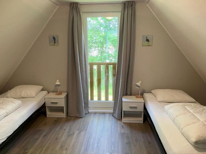 Schlafzimmer mit zwei Einzelbetten in Typ I - Nr. 89 Lark Ferienhaus Oosterend Texel.