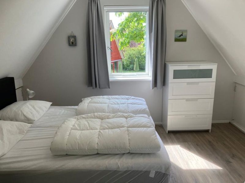 Helles Schlafzimmer mit Aussicht in Typ I - Nr. 89 Lark Ferienhaus Oosterend Texel.