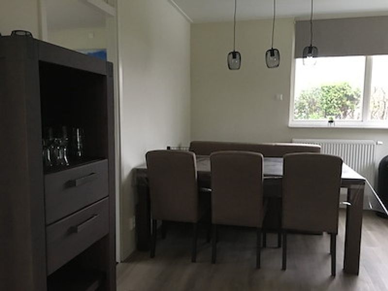 Dining area in vacation home Vuurtoren, Oosterend, Texel with stylish decor.