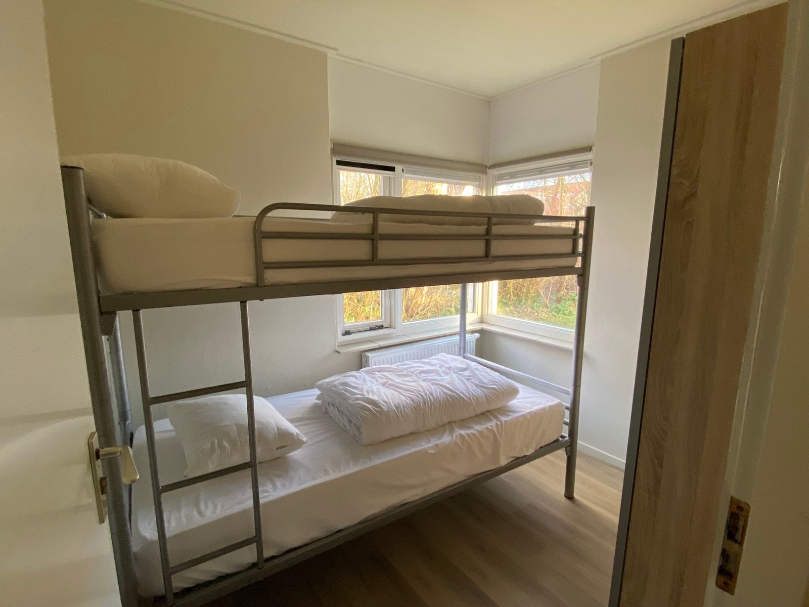 Bedroom with bunk beds in vacation home Vuurtoren, Oosterend, Texel for extra guests.