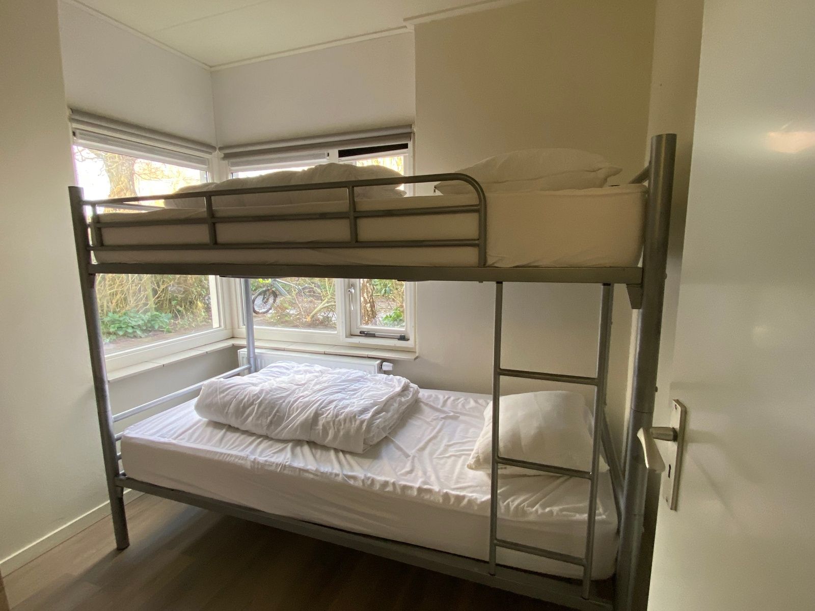 Second bedroom with bunk beds in vacation home Vuurtoren, Oosterend, Texel.