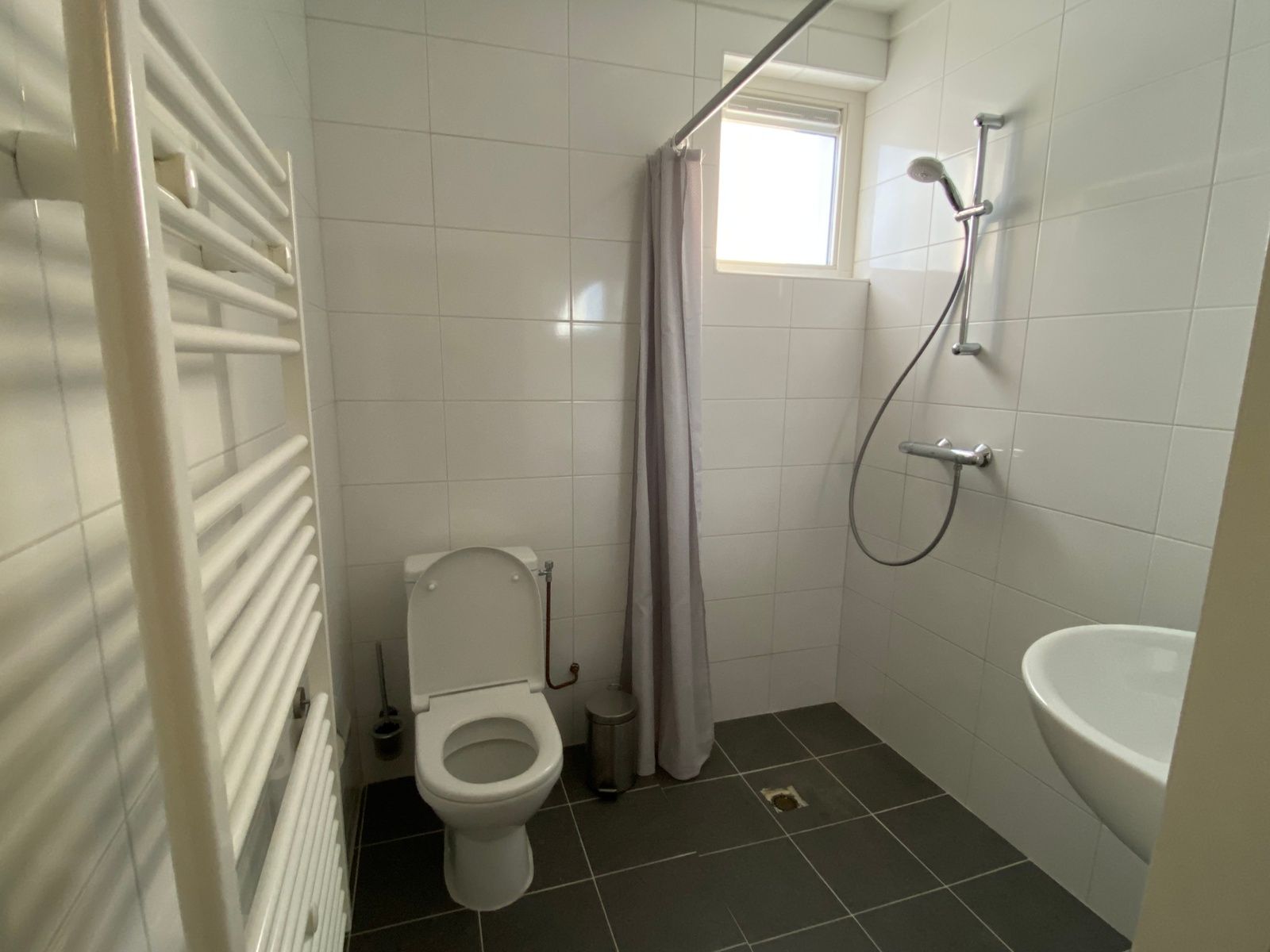 Modern bathroom in vacation home Vuurtoren, Oosterend, Texel with shower and toilet.