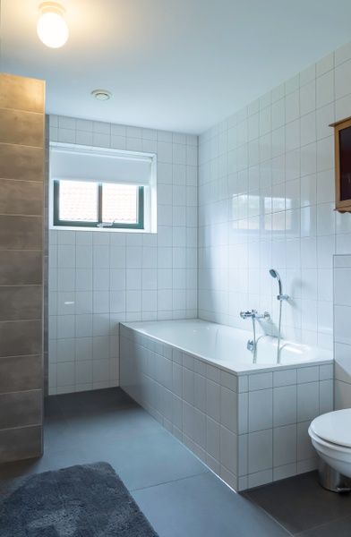 Spacious bathroom with bath in Type III - No. 21B Pheasant, Oosterend, Texel for ultimate comfort.