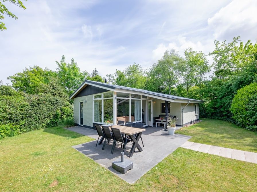 Bungalowpark De Toes - Zeewier in Oosterend, Texel offers a charming vacation home with a sunny terrace and green surroundings.