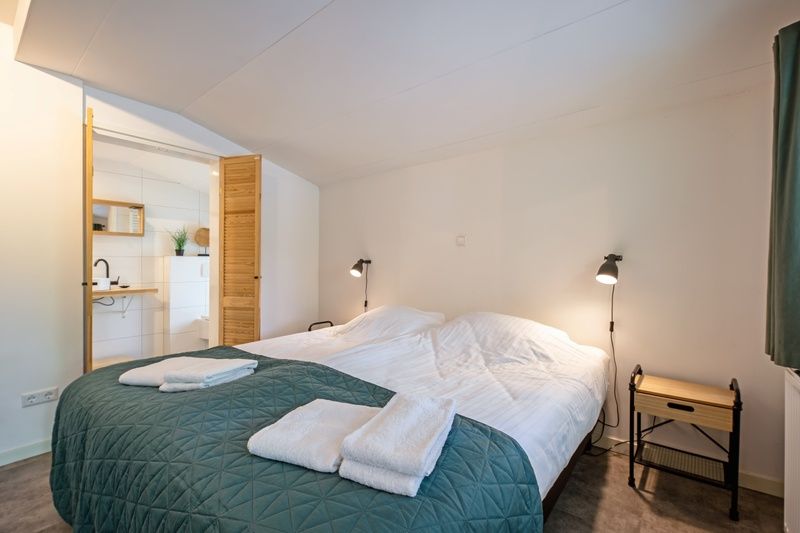 Comfortable bedroom with double bed in Bungalowpark De Toes - Zeewier, Oosterend, Texel, for a good night's sleep.