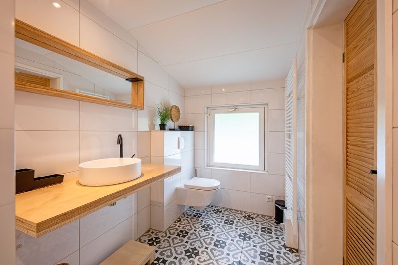 Modern bathroom with stylish decor in Bungalowpark De Toes - Zeewier, Oosterend, Texel, for ultimate comfort.