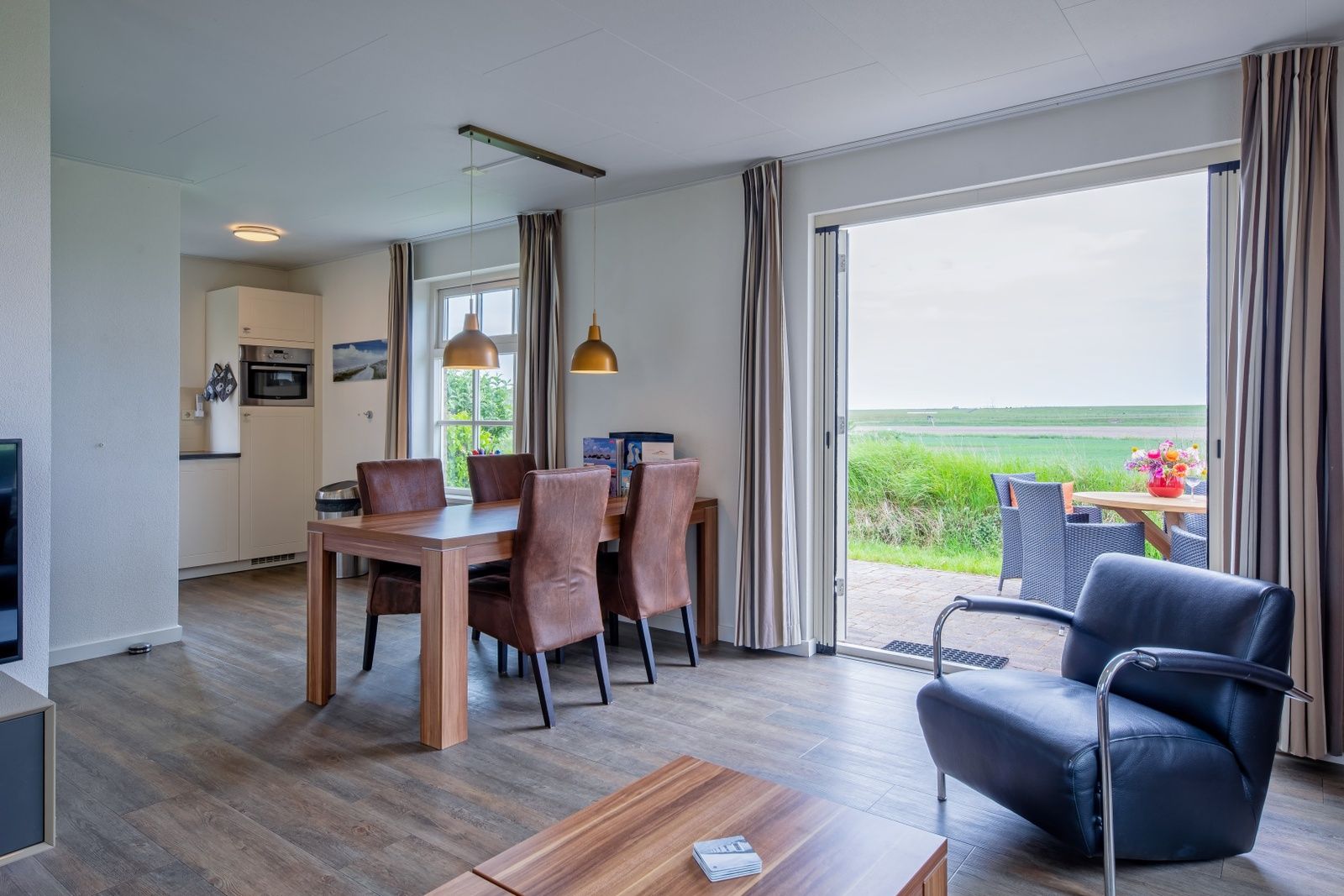 Offene Kueche und Essbereich im Ferienhaus De Waddenschelpjes - De Mossel, Oosterend, Texel.