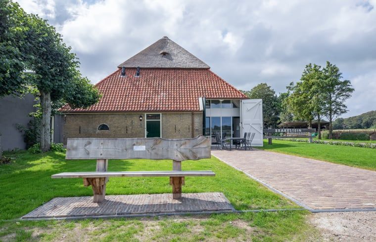 Cottage in Oudeschild, Ferienhaus in Oudeschild, Texel mit rustikalem Aeusseren und gruener Umgebung.