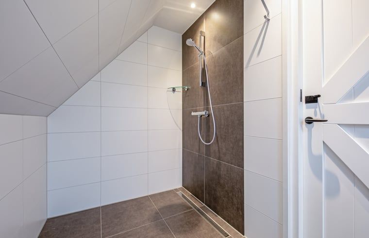 Begehbare Dusche im Ferienhaus in Oudeschild, Ferienhaus Texel, mit moderner Ausstattung.