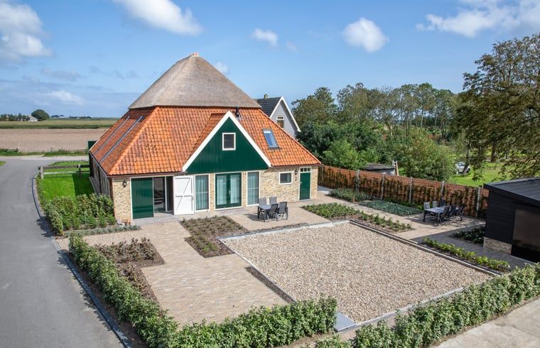 Aussenansicht des Ferienhauses in Oudeschild, Texel, mit grossem Garten und Terrasse.