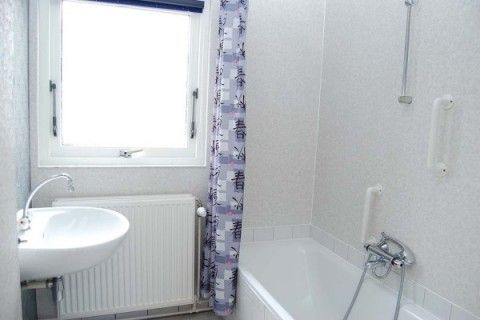Badezimmer mit Badewanne in Hoogelandt 10 - Awali Ferienhaus, De Koog, Texel.