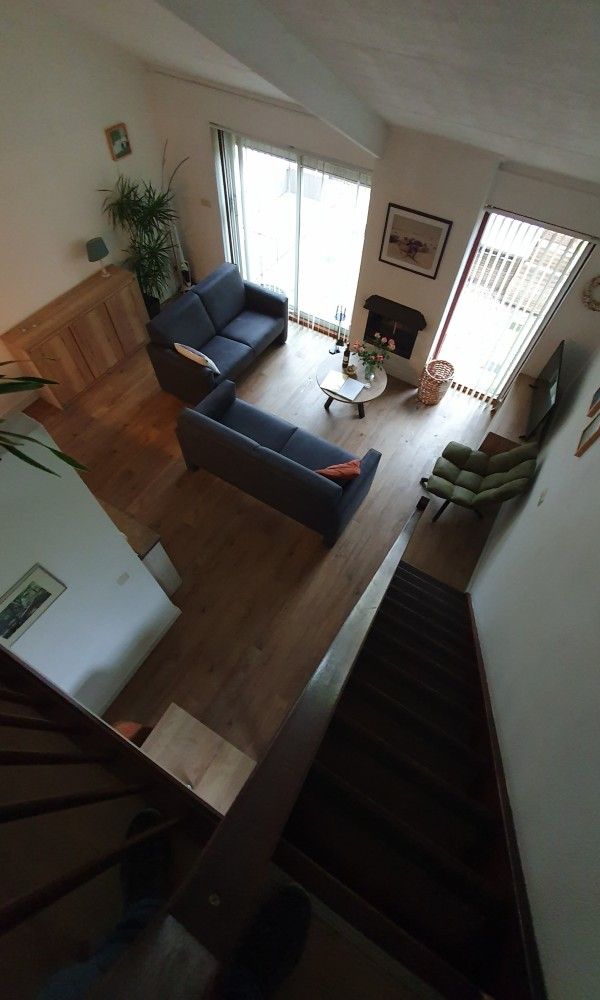 Cozy living room in Alkema bungalow rental Gortersmient, Dennenbos Texel overlooking the garden.