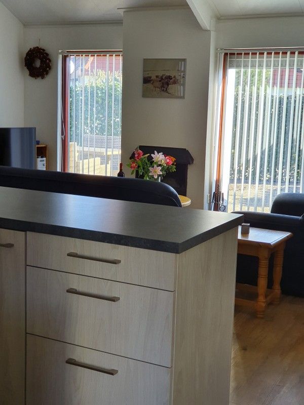 Modern kitchen in Alkema bungalow rental Gortersmient, vacation home in Dennenbos Texel with lots of natural light.