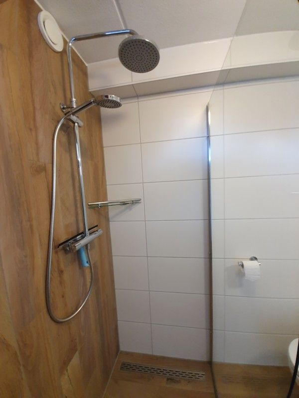 Stylish bathroom with rain shower in Alkema bungalow rental Gortersmient, Texel Wadden Islands.