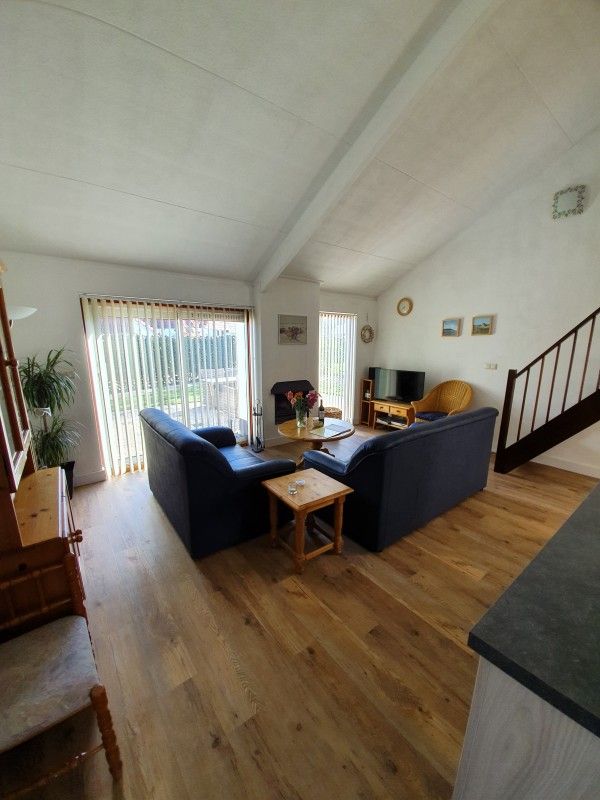 Spacious sitting area in Alkema bungalow rental Gortersmient, Texel with comfortable sofas and lots of light.