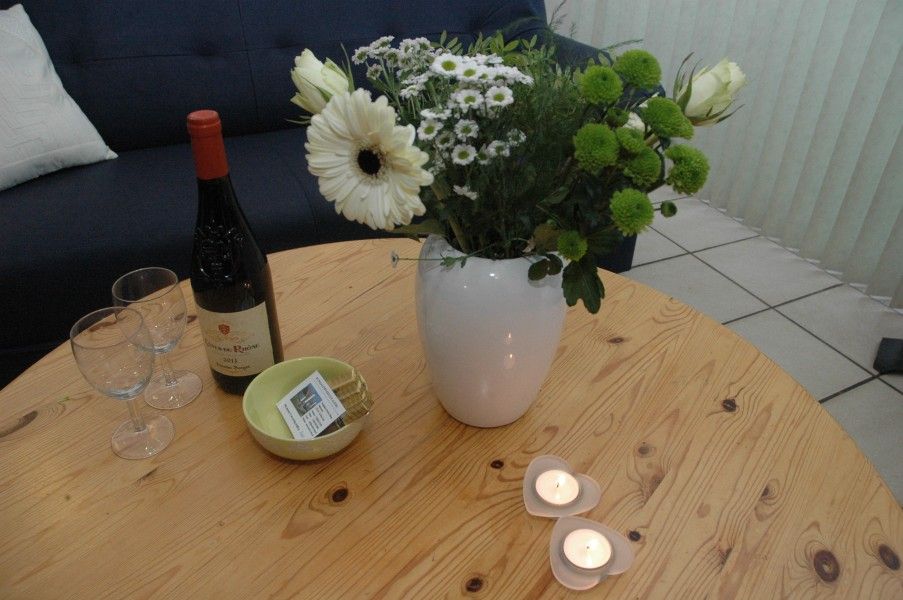 Cozy dining table with flowers in Alkema bungalow rental Gortersmient, vacation home Texel Wadden Islands.