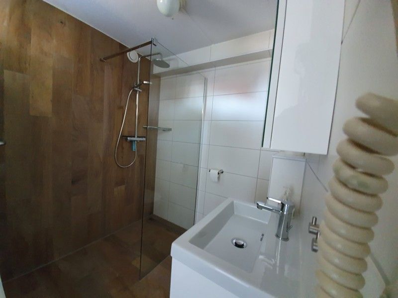 Comfortable sitting area with television in Alkema bungalow rental Gortersmient, Texel Wadden Islands.