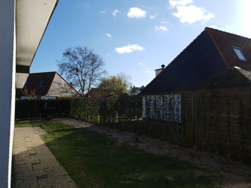 View of the garden of Alkema bungalow rental Gortersmient, vacation home in Dennenbos Texel.