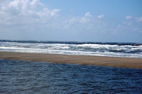 Beach and sea at Alkema bungalow rental Gortersmient, ideal for a vacation on Texel Wadden Islands.