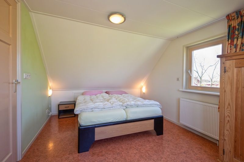 Comfortabele slaapkamer met tweepersoonsbed in 8690 - Junier - Huisman vakantiehuis, Zuid-Eierland, Texel.