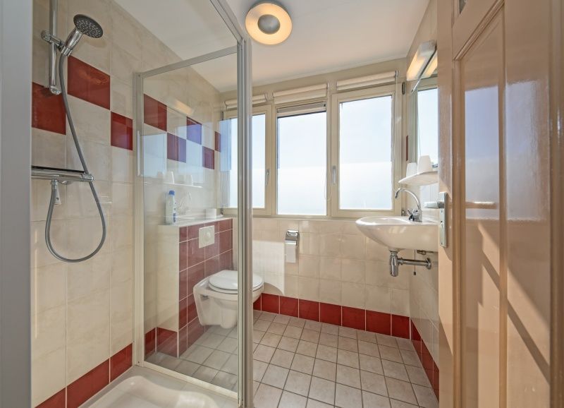 Moderne badkamer met douche in 8690 - Junier - Huisman vakantiehuis, Zuid-Eierland, Texel.