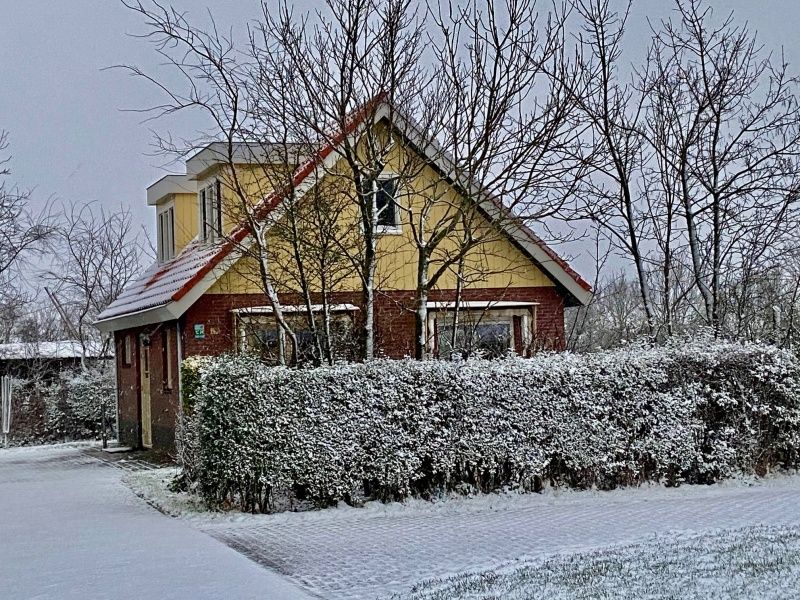 8690 - Junier - Huisman vakantiehuis in Zuid-Eierland, Texel, bedekt met een laagje sneeuw.