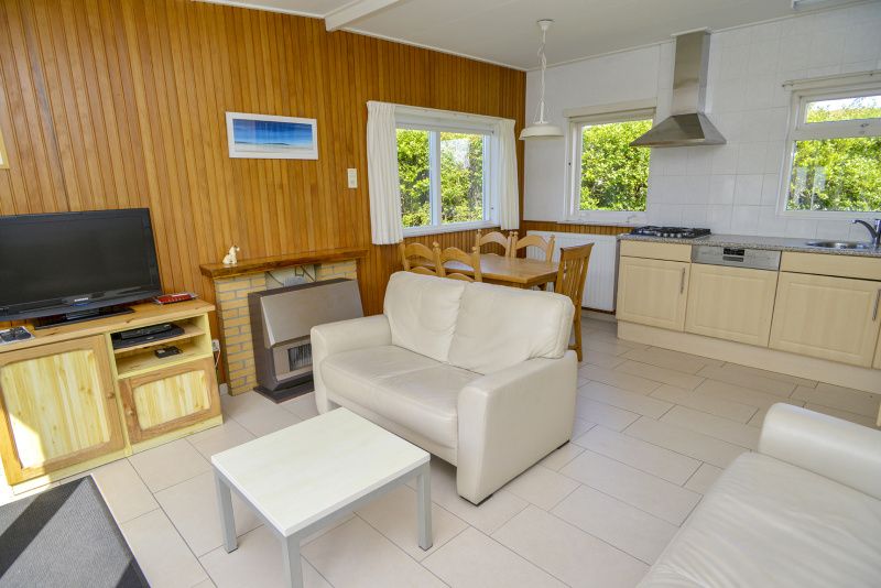 Open keuken en eetgedeelte in Slufterbungalows 362, Bungalowpark Slufteroord, Texel met moderne apparatuur.