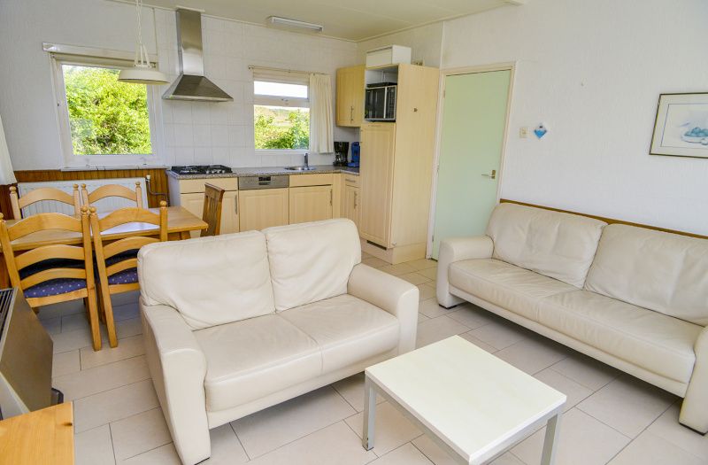 Comfortabele zithoek in Slufterbungalows 362, Bungalowpark Slufteroord, Texel met lichte meubels.