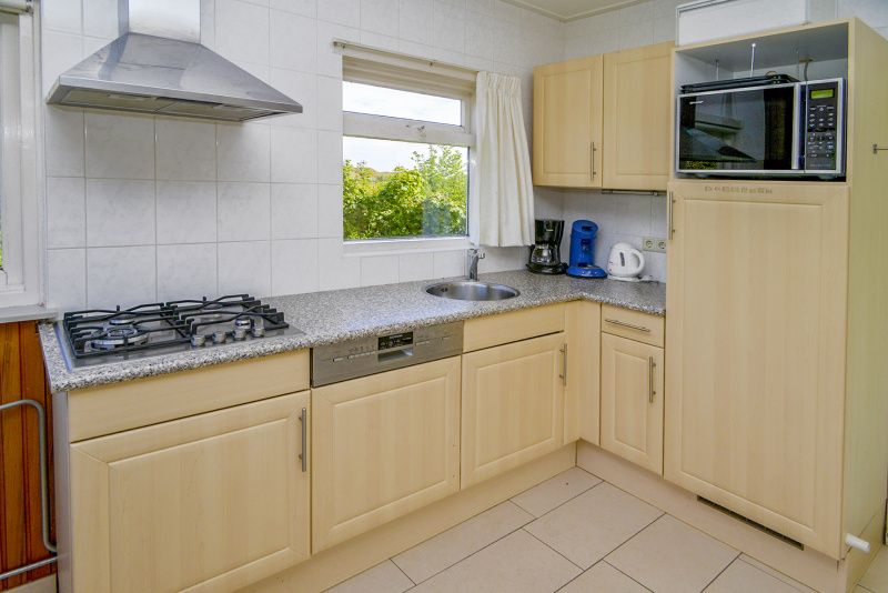 Keuken in Slufterbungalows 362, Bungalowpark Slufteroord, Texel met moderne voorzieningen en ruime indeling.
