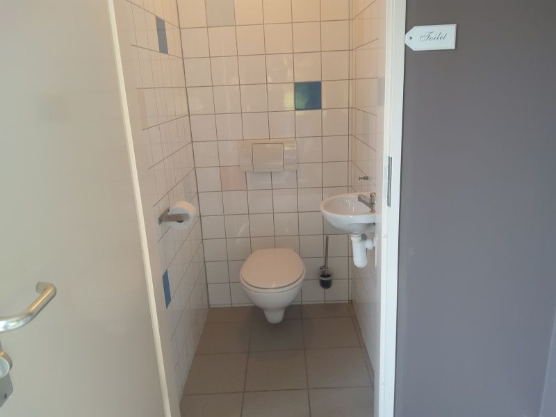 Stylish bathroom in De Triaan vacation homes, Zuid-Eierland, Texel, with modern plumbing and spacious shower.