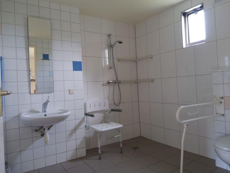 Spacious bathroom in De Triaan vacation homes, Zuid-Eierland, Texel, equipped with shower and sink.