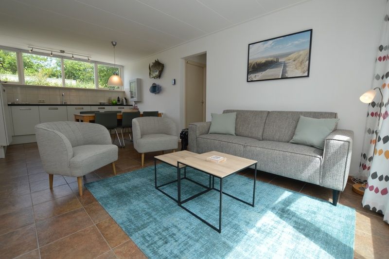 Geraeumige Sitzecke im Ferienhaus de Parel 182, Texel mit moderner Einrichtung und viel Licht.