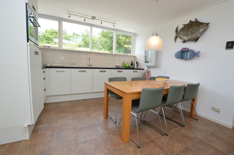 Voll ausgestattete Kueche des Ferienhauses de Parel 182 in De Dennen, Texel mit Essecke.