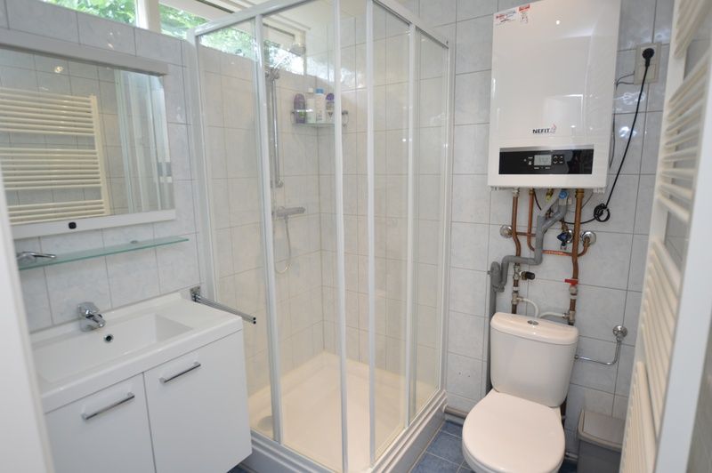 Modernes Badezimmer mit Dusche im Ferienhaus de Parel 182, De Dennen, Texel.