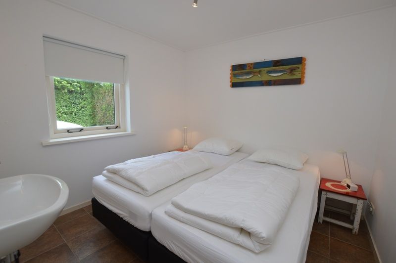 Komfortables Schlafzimmer mit Doppelbett im Ferienhaus de Parel 182, Texel.
