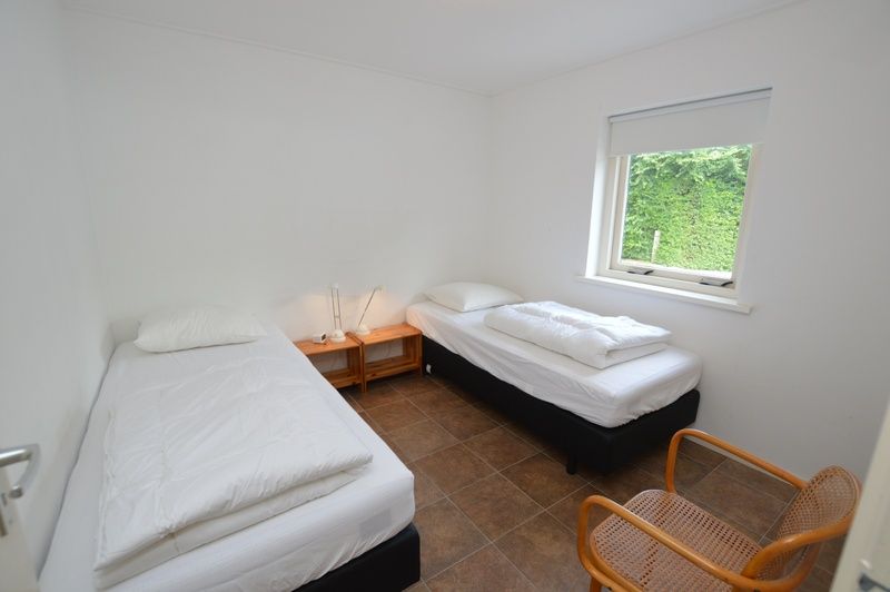 Schlafzimmer mit zwei Einzelbetten in Ferienhaus de Parel 182, De Dennen, Texel.