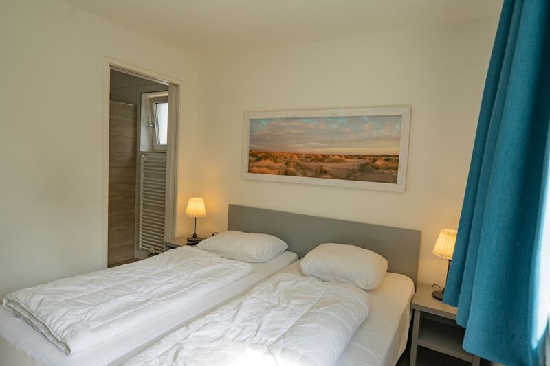 Doppelschlafzimmer mit Badezimmer im Ferienhaus de Parel 150, De Dennen, Texel.