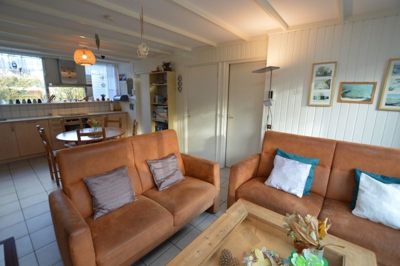 Ruime woonkamer en eetgedeelte in Vakantiehuis de Parel 212, De Dennen, Texel.