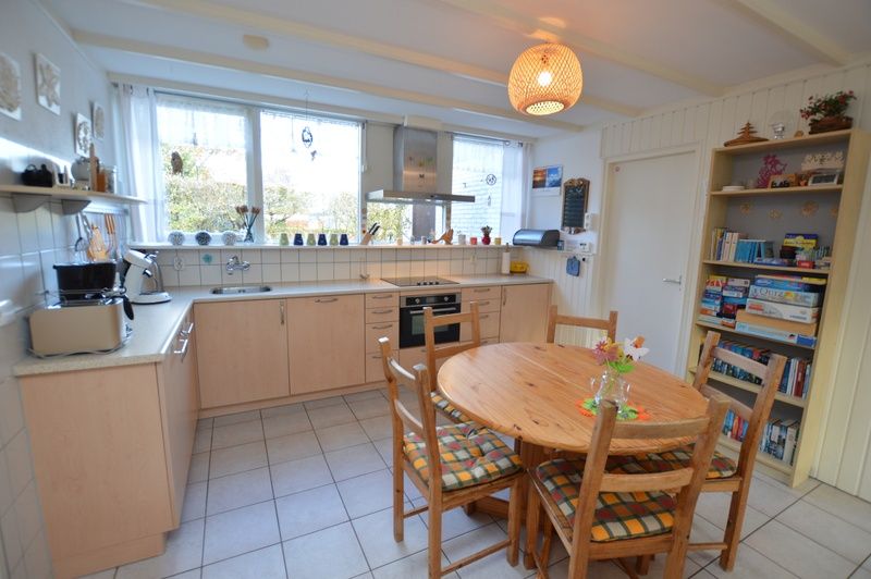 Moderne keuken in Vakantiehuis de Parel 212, De Dennen, Texel met eetruimte.
