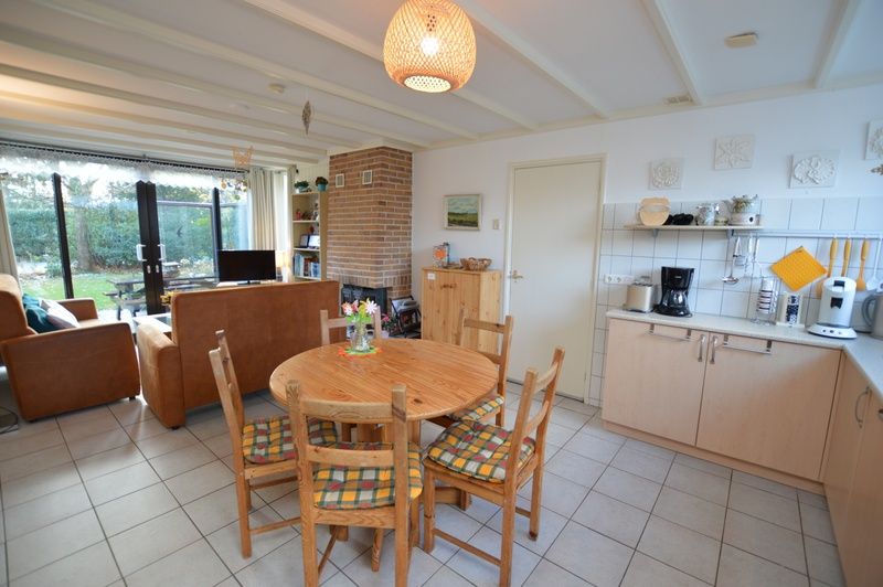 Open keuken en eetgedeelte in Vakantiehuis de Parel 212, De Dennen, Texel.