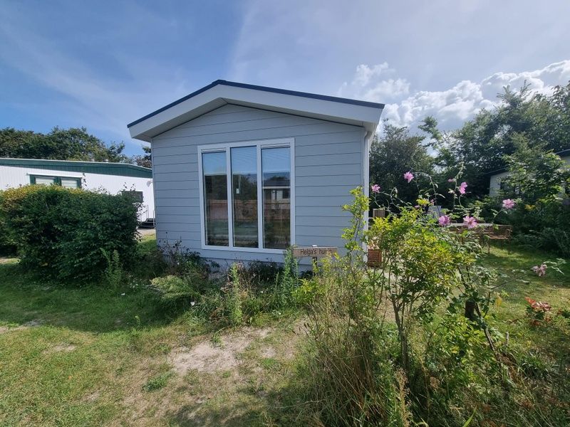 Vorderseite von Vakantiepark de Bremakker - Bosveld 135, Ferienhaus in De Dennen, Texel mit bluehendem Garten.