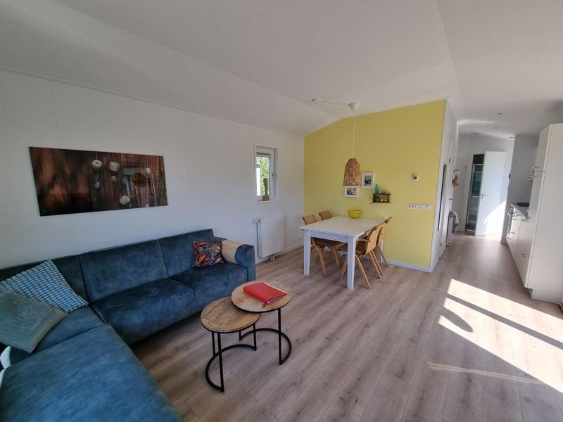 Helles Wohnzimmer im Vakantiepark de Bremakker - Bosveld 135, modern eingerichtetes Ferienhaus in De Dennen, Texel.