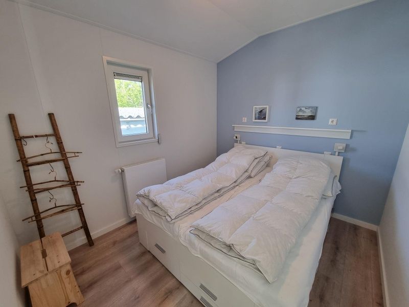 Schlafzimmer im Vakantiepark de Bremakker - Bosveld 135, Ferienhaus in De Dennen, Texel mit bequemem Doppelbett.