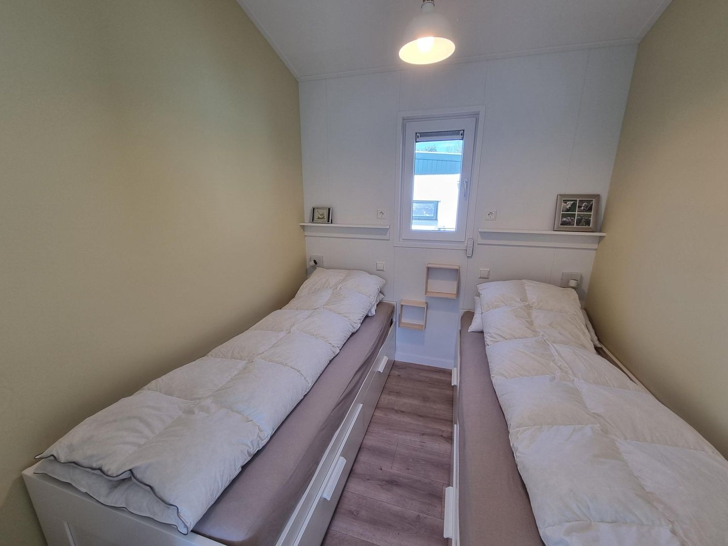 Zweites Schlafzimmer in Vakantiepark de Bremakker - Bosveld 135, Ferienhaus in De Dennen, Texel mit zwei Einzelbetten.