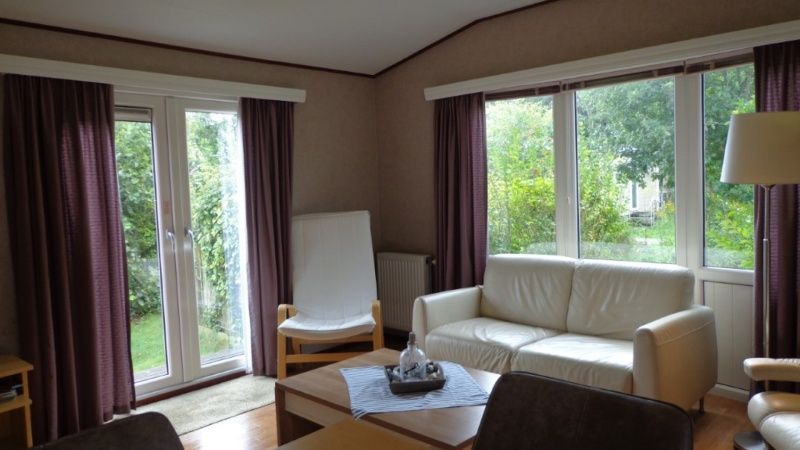 Innenbereich des Vakantiepark de Bremakker Bosveld 104, helles Wohnzimmer mit Gartenblick in De Dennen, Texel.