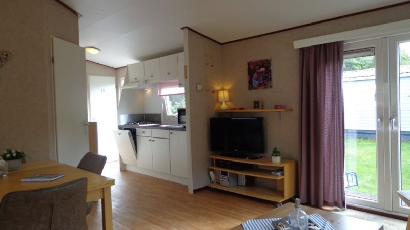 Moderne Kueche und Essbereich im Vakantiepark de Bremakker Bosveld 104, Ferienhaus in De Dennen, Texel.