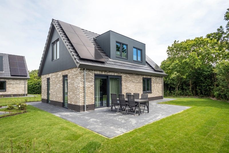 Moderne villa met terras in Vakantiepark De Koorn-aar, Texel, omgeven door natuur.
