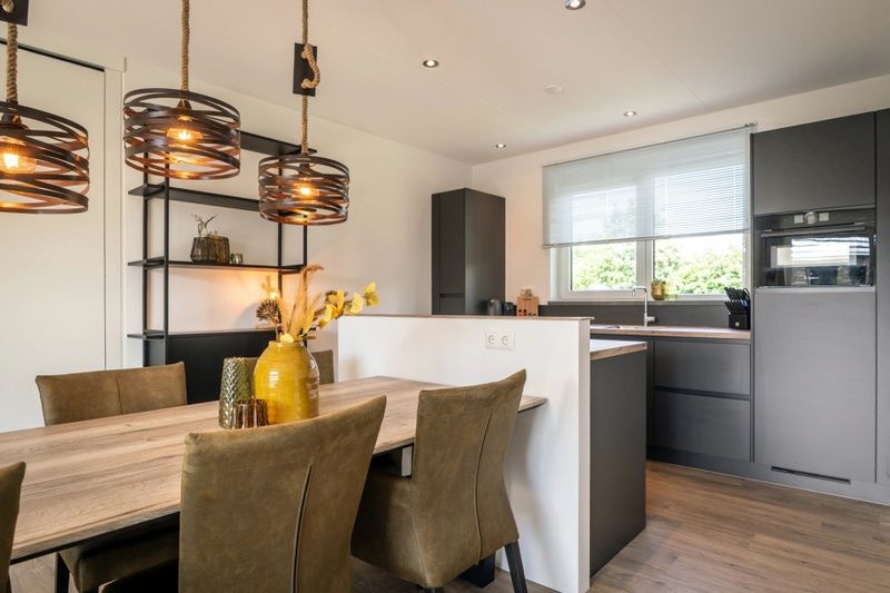 Moderne keuken in Vakantiepark De Koorn-aar Villa, Texel met eetkamer.
